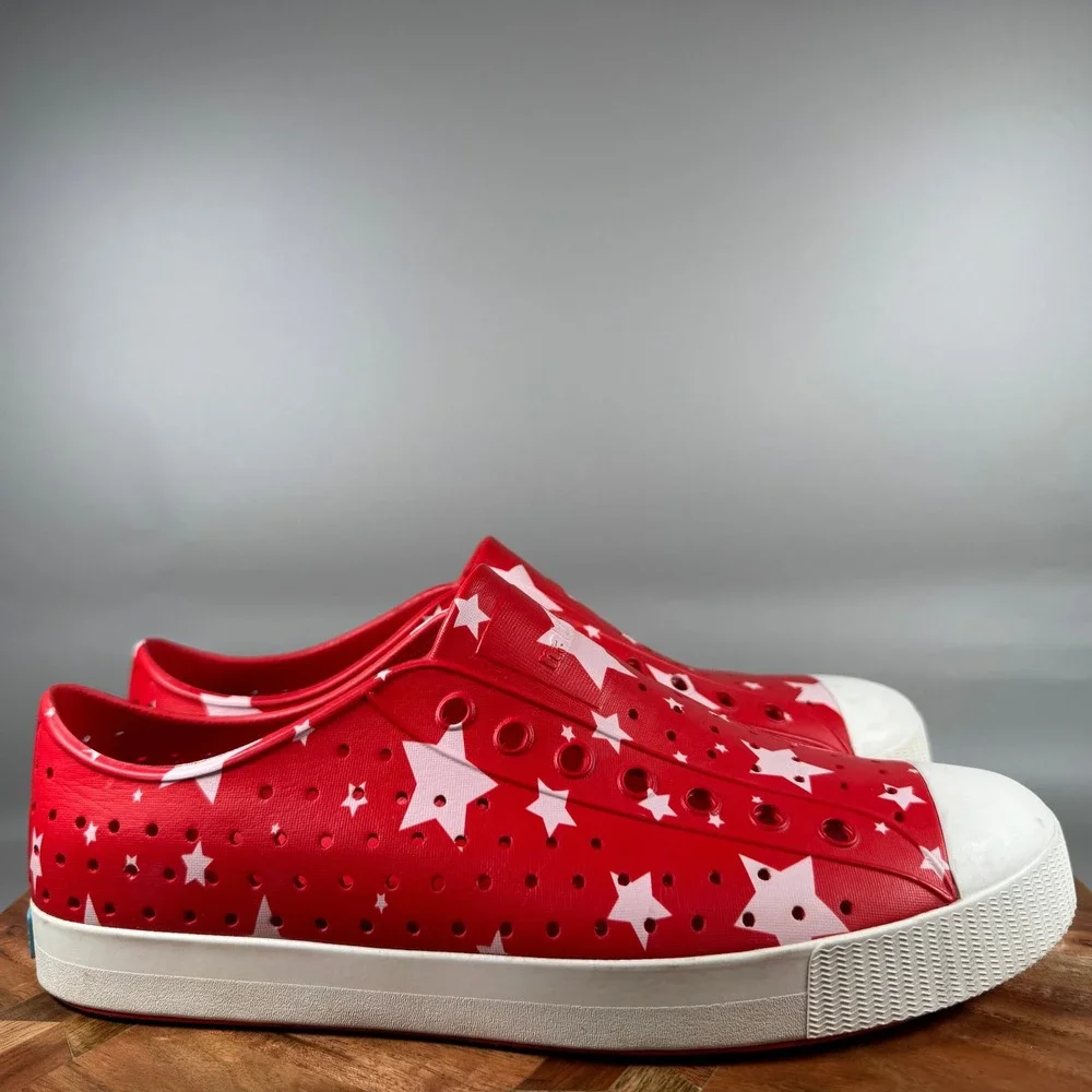 Native Jefferson Mens 10 Red White Star Print Perforated Slip On Water Shoes EVA